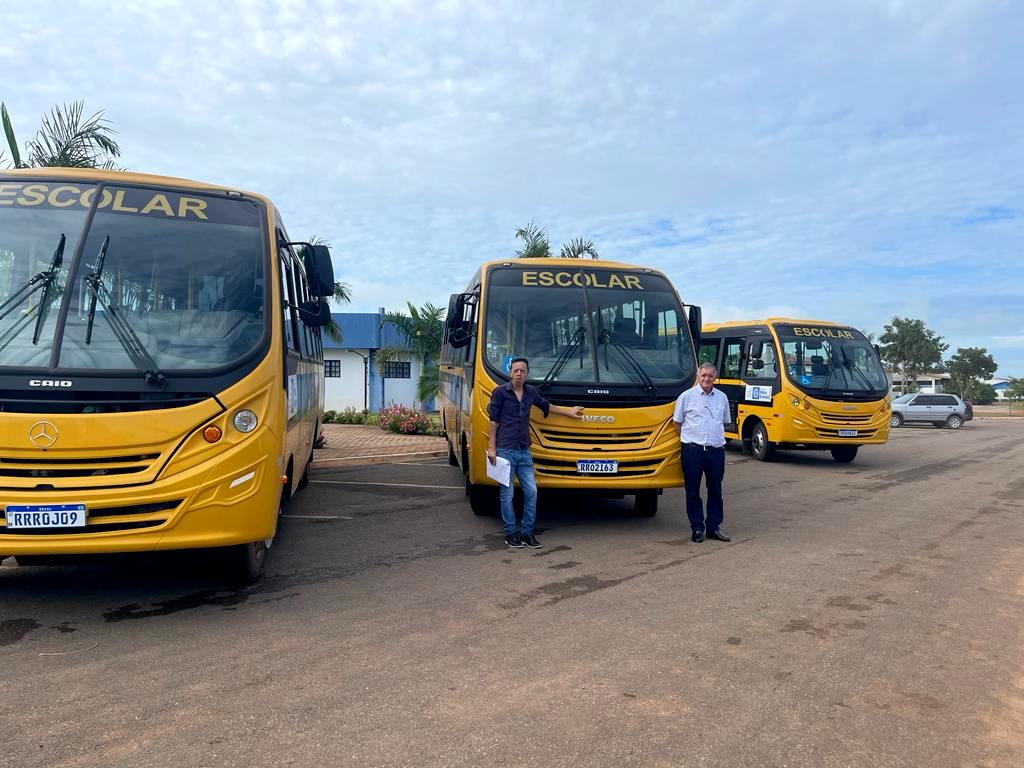 Prefeito Giacomelli comemora entrega de três ônibus escolares e um rolo compactador à Vera