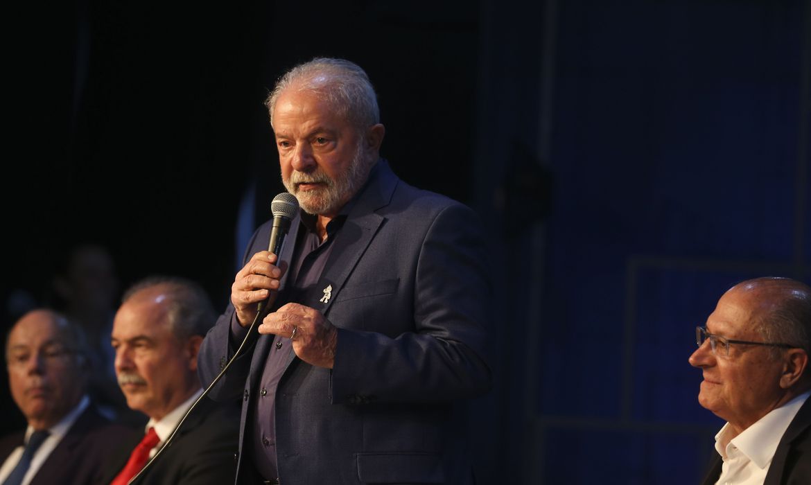 Lula confirma Aloizio Mercadante como presidente BNDES