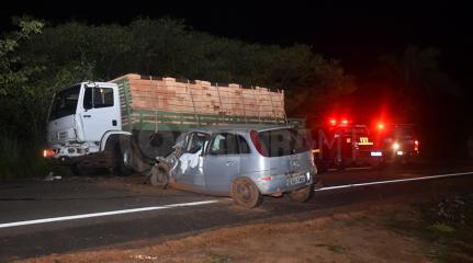 Após colidir veículo contra caminhão Idoso acaba  morrendo