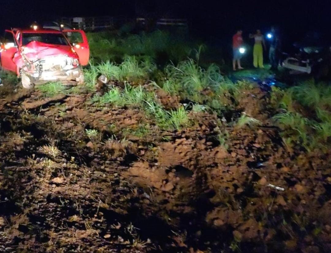 Colisão entre Dodge RAM e Fiat Strada fere dois e deixa um morto