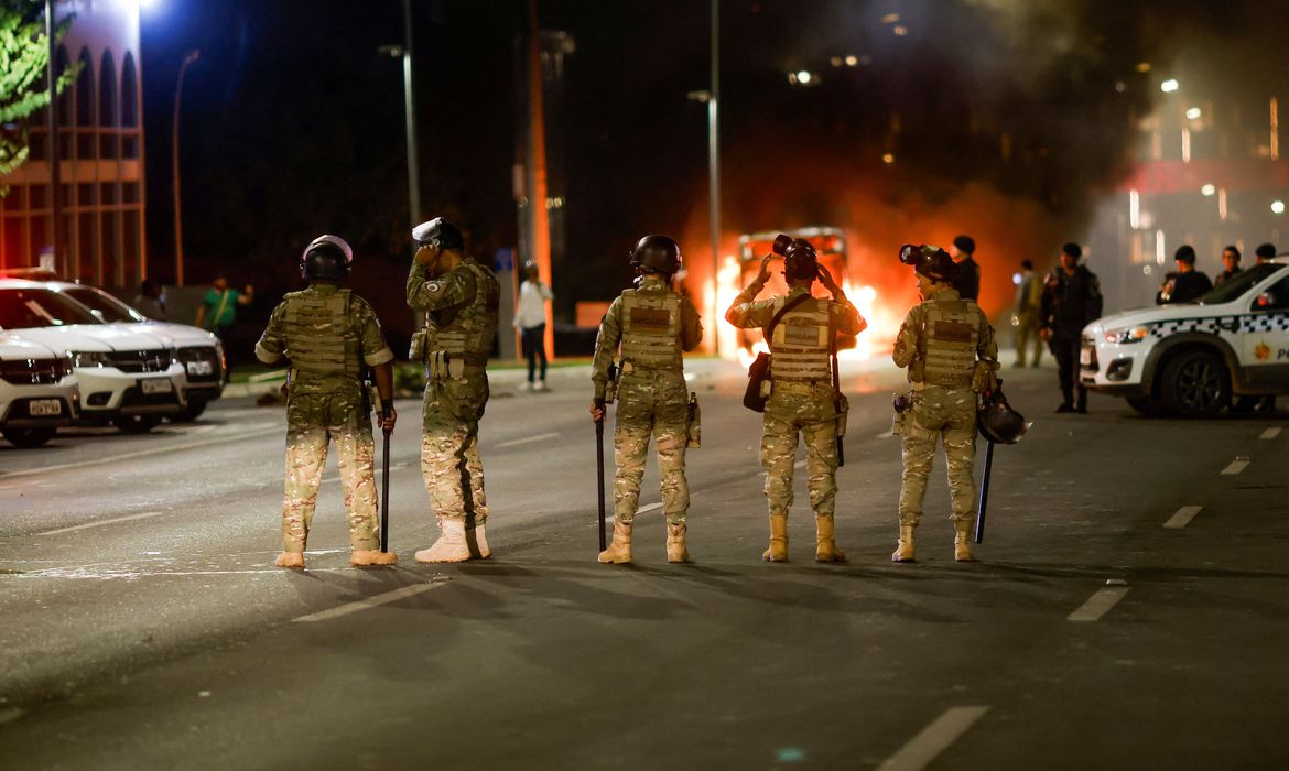 Policiais recolhem mais explosivos abandonados no Distrito Federal