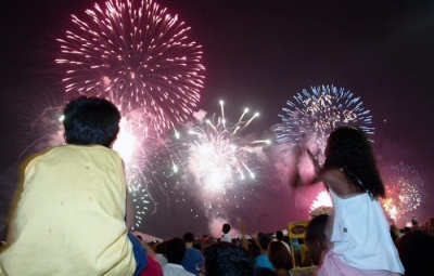 Soltar fogos de artifício é proibido e pode acarretar em multa