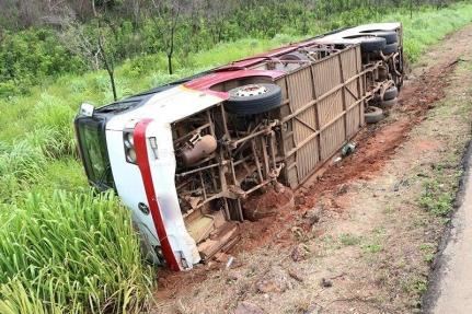 Ônibus com 39 passageiros tomba nas margens da BR-163