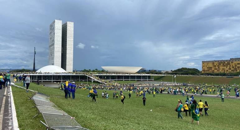 Manifestantes furam bloqueio da PM e invadem Congresso Nacional