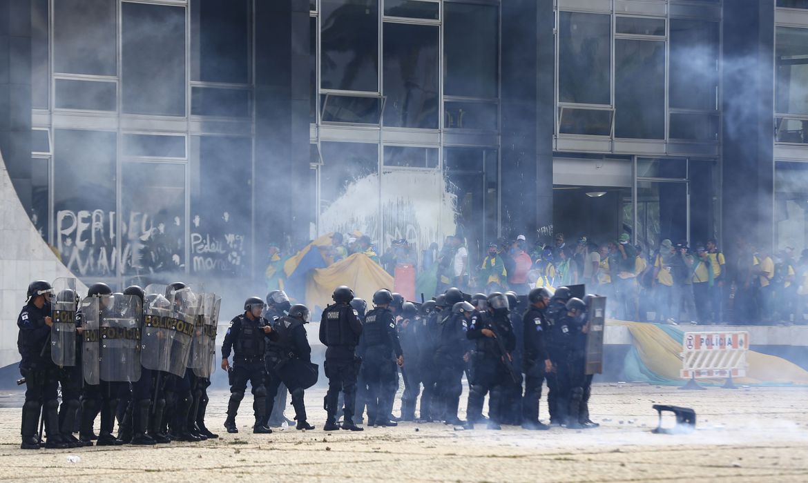 Forças de segurança conseguem desocupar rampa do Planalto