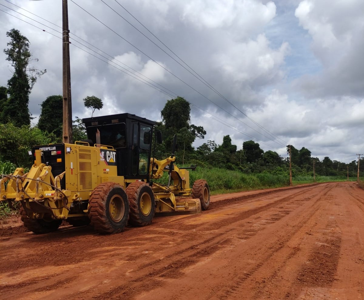 Estrada Nanci recebe manutenção enquanto obras de pavimentação estão em andamento