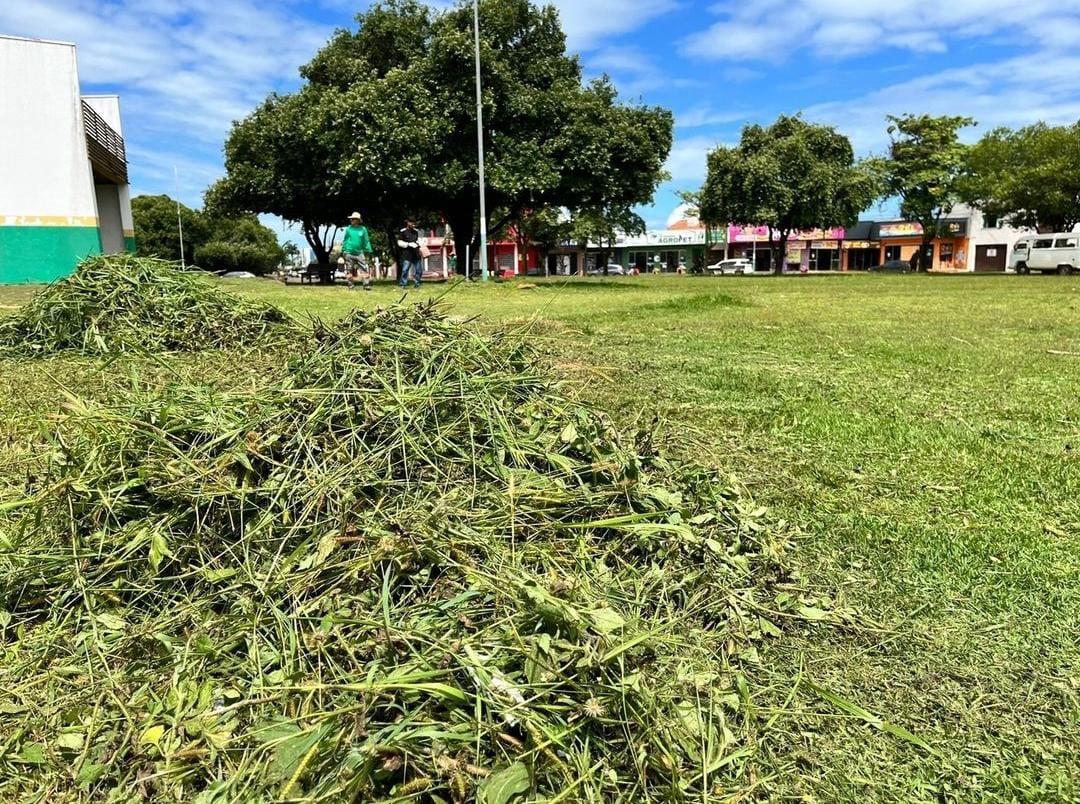 A Prefeitura de Sinop intensificou as ações de limpeza de espaços públicos do Município