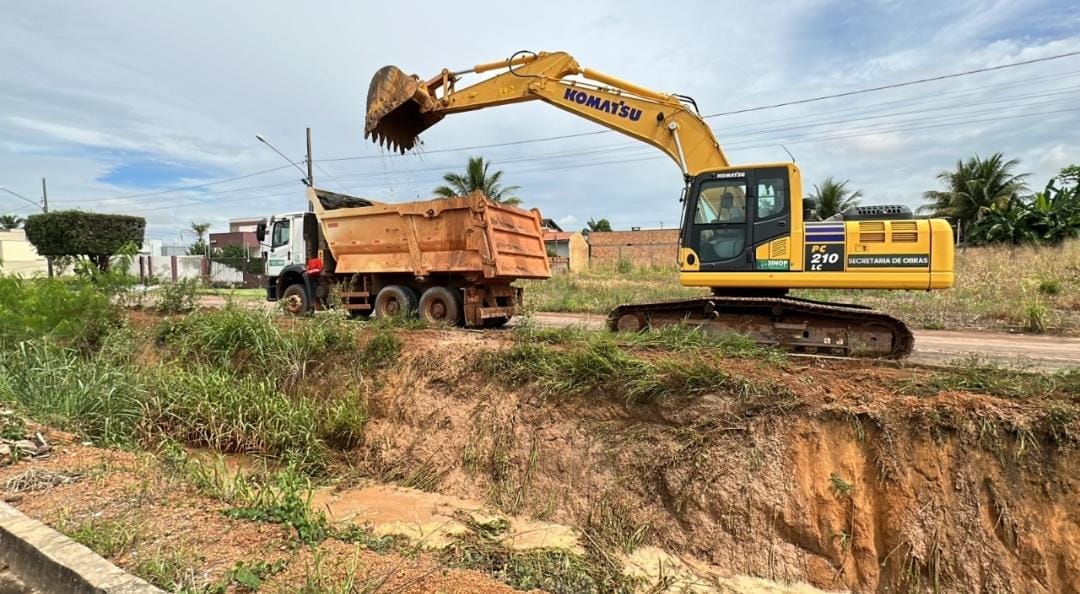 Secretaria de Obras Continua os trabalhos e intensifica a limpeza de valas em diferentes pontos do município