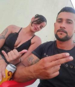 Polícia encontra faca embaixo de corpo e investiga morte de casal