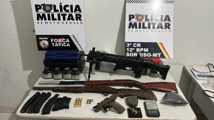 Homem é preso com armas e a  esposa diz que não aguenta mais vê-lo sempre alcoolizado e sob o efeito de drogas