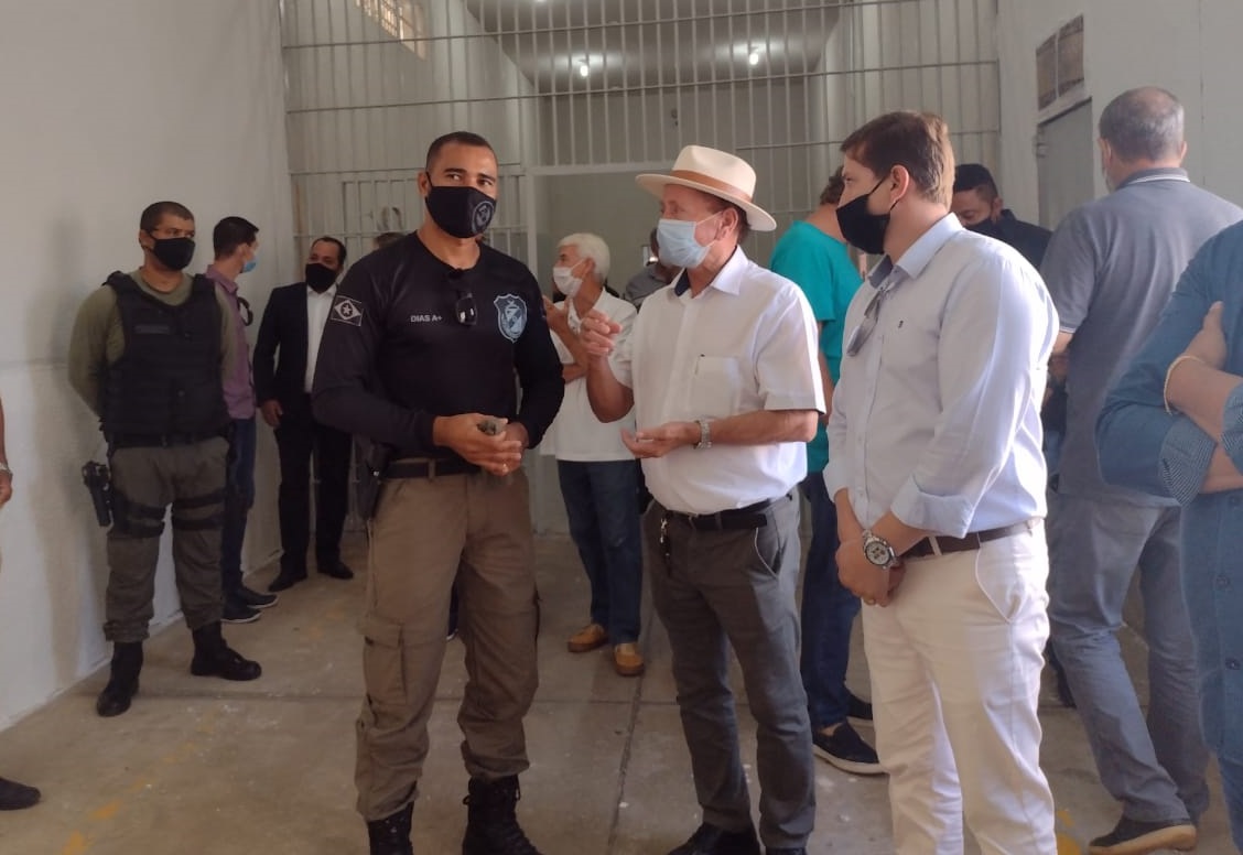 Prefeito visita presídio e conhece projetos de ressocialização de reeducandos