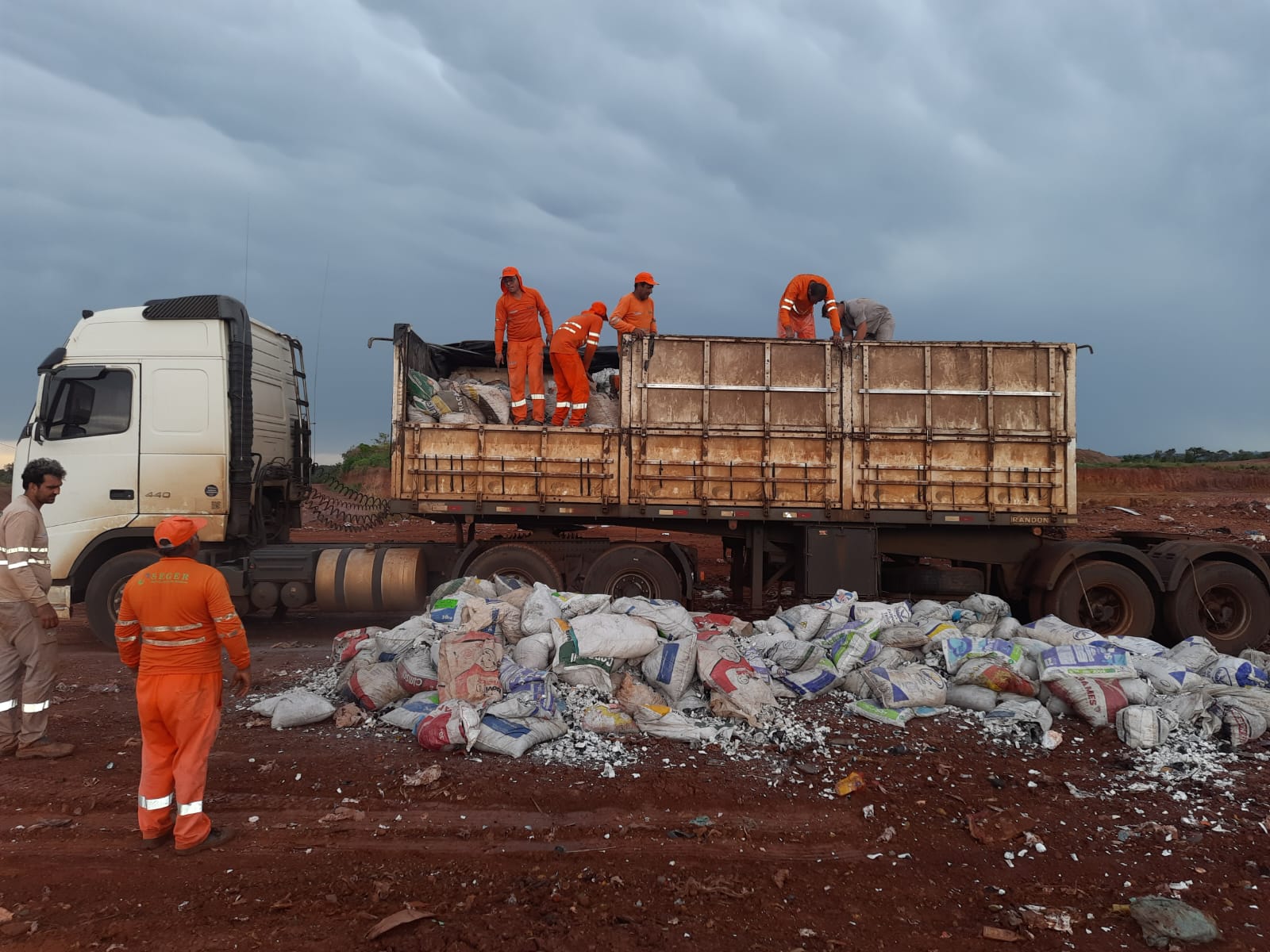 Indea apreende carga irregular de 26 toneladas de ossos e destrói material em aterro sanitário