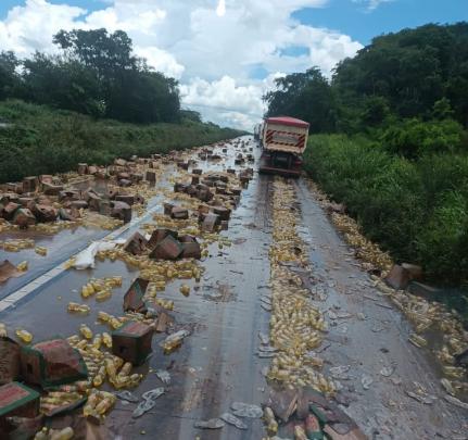 Caminhão carregado de óleo tomba na Serra de São Vicente