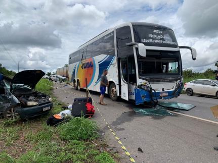 Batida entre carro e ônibus mata 3 pessoas 