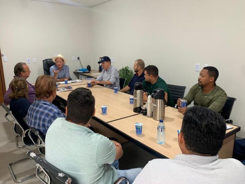 DEPUTADO JUAREZ COSTA E PREFEITO DE SINOP ROBERTO DORNER DISCUTEM COM MORADORES E EMPRESÁRIOS MELHORIAS PARA O MUNICÍPIO.