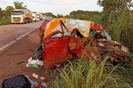 Criança de três anos e um homem morrem em acidente violento