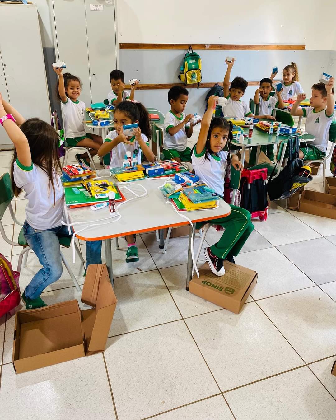 Educação conclui entrega dos kits pedagógicos nas escolas: alunos beneficiados elogiam qualidade dos materiais