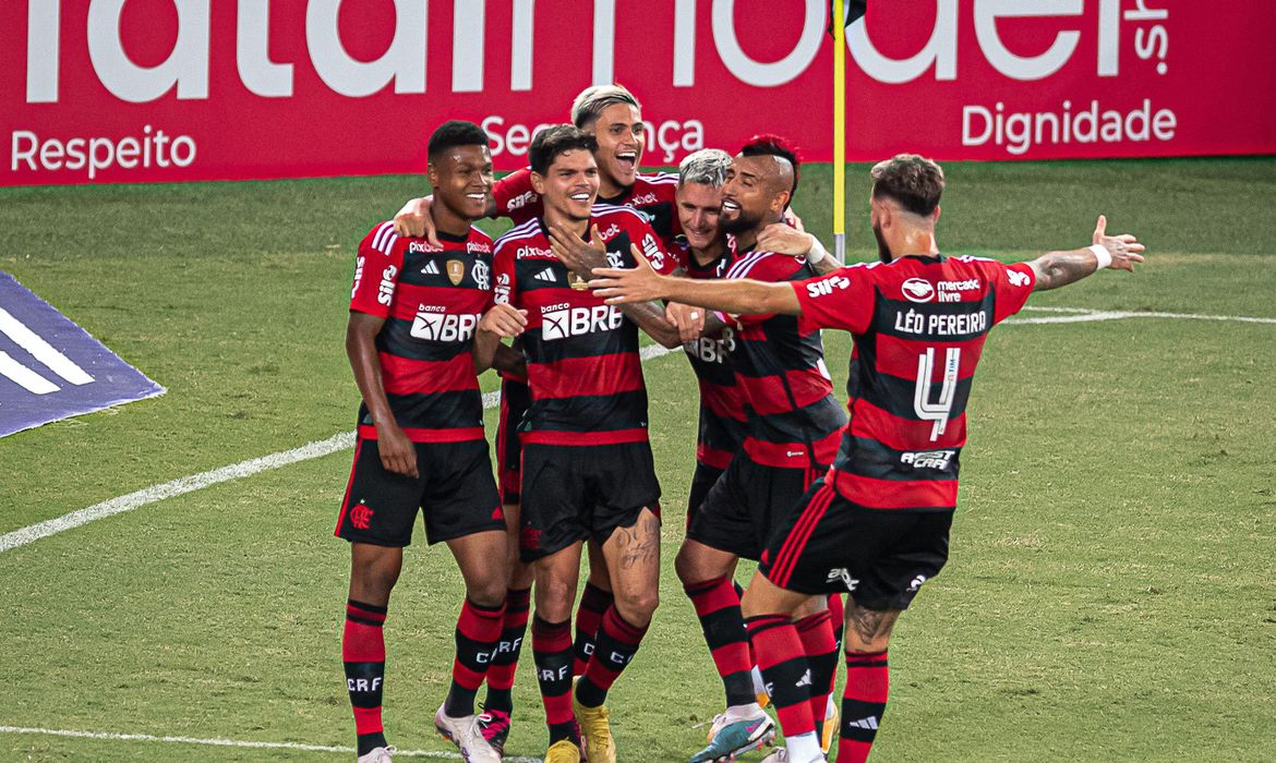 Flamengo espanta má fase e vence Coritiba Corinthians supera Cruzeiro e o Grêmio bate Santos