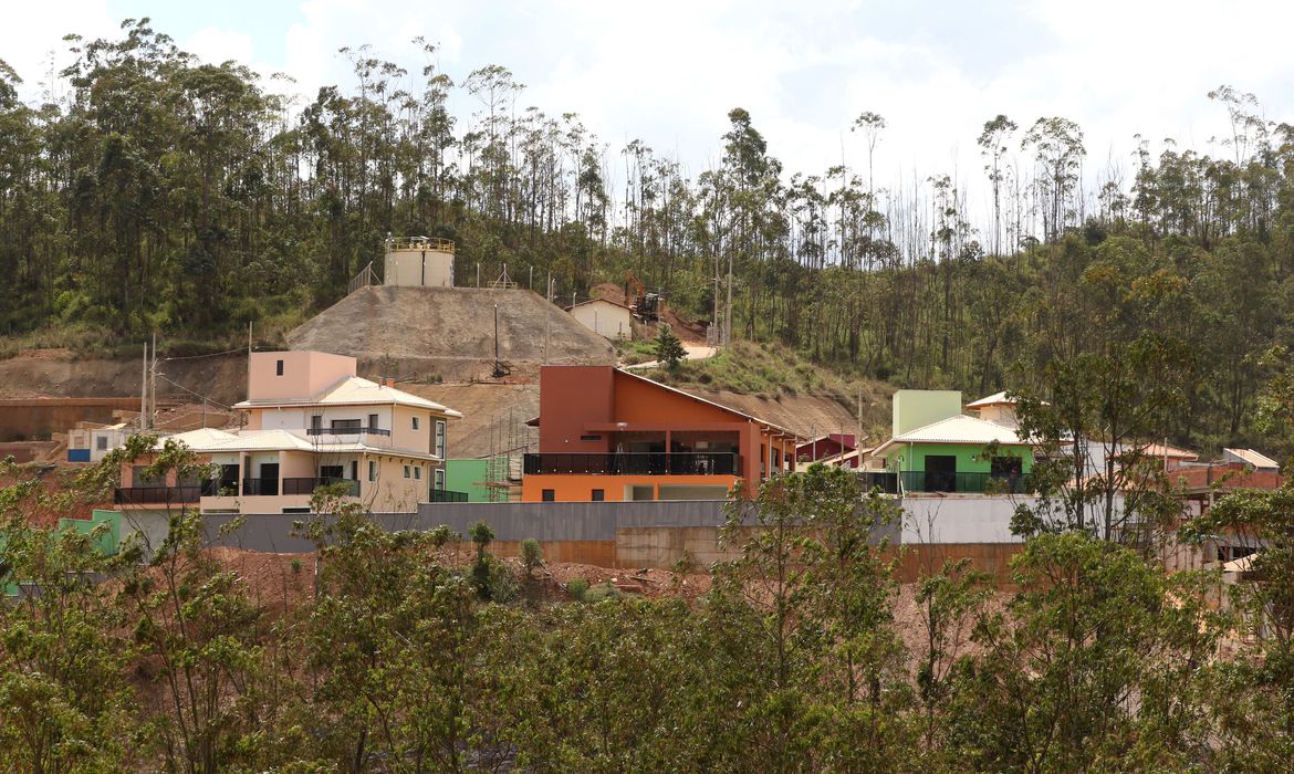 Tragédia em Mariana: 4 famílias recebem chaves de casas reconstruídas 