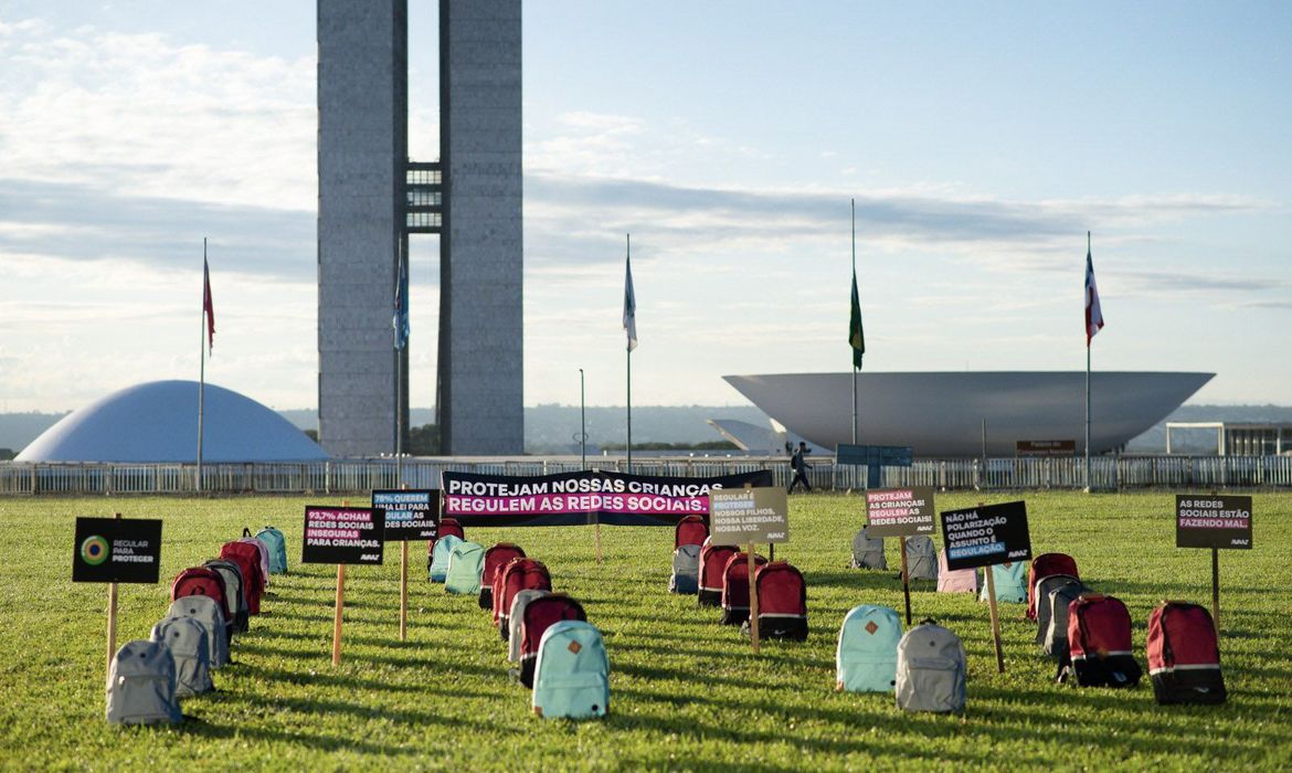 Ato no gramado do Congresso lembra vítimas de ataques em escolas