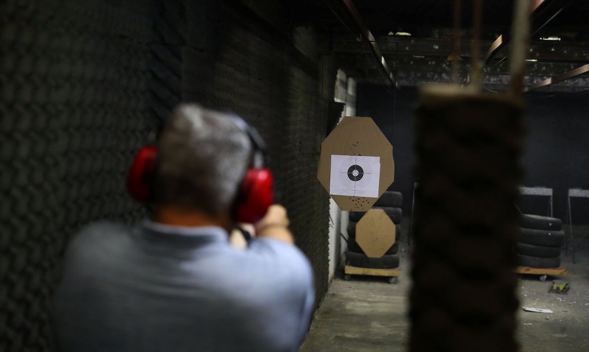 PF cumpre mandados contra CACs que não recadastraram armas