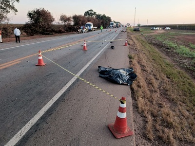 Grave Acidente entre moto e  carreta deixa dois mortos entre Sinop e Sorriso