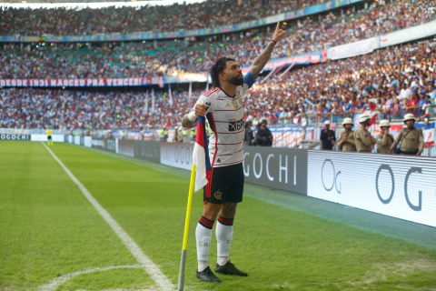 Flamengo derrota Bahia fora de casa e embala no Brasileirão