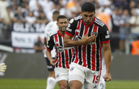 Corinthians segura empate com São Paulo e mantém tabu em jogo com arbitragem polêmica