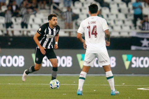 Botafogo vence clássico com Fluminense e mantém liderança isolada do Brasileiro