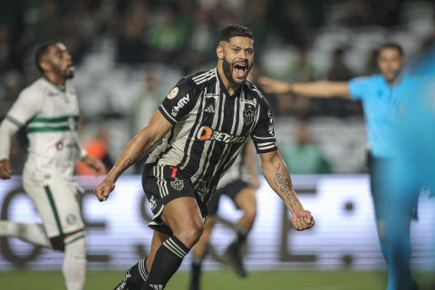 Hulk marca no fim contra o Coritiba e Atlético-MG vence a terceira seguida no Brasileirão