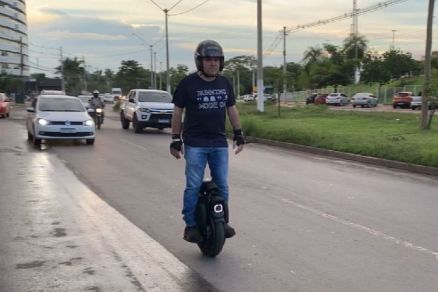 MOBILIDADE ALTERNATIVA: Advogado atrai atenção com monociclo elétrico