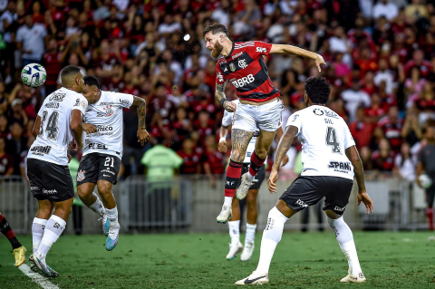 Corinthians é castigado com gol nos acréscimos e perde para o Flamengo no Maracanã