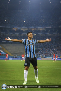 Luis Suárez brilha, Grêmio vence e aumenta crise do Internacional