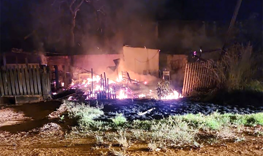 Homem morre carbonizado Após Incêndio destruir residência 