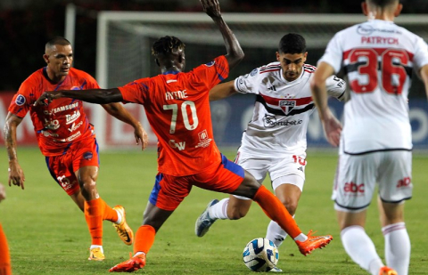 São Paulo conta com falha do goleiro e vence Puerto Cabello na Sul-Americana