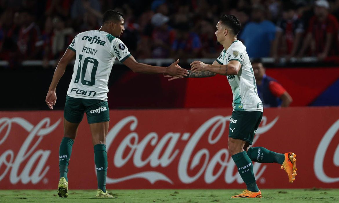 Palmeiras bate o Cerro e fica perto das oitavas da Libertadores o Flamengo cedeu o  empate e o  Corinthians se complicou na competição