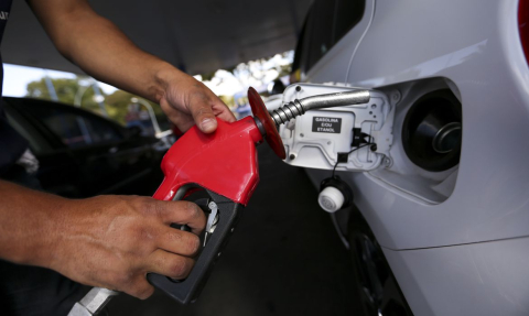 Preço médio da gasolina comum cai 3,6% na semana