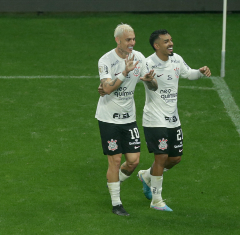 Róger Guedes faz 2, Corinthians bate Fluminense e vence a 1ª com Luxemburgo