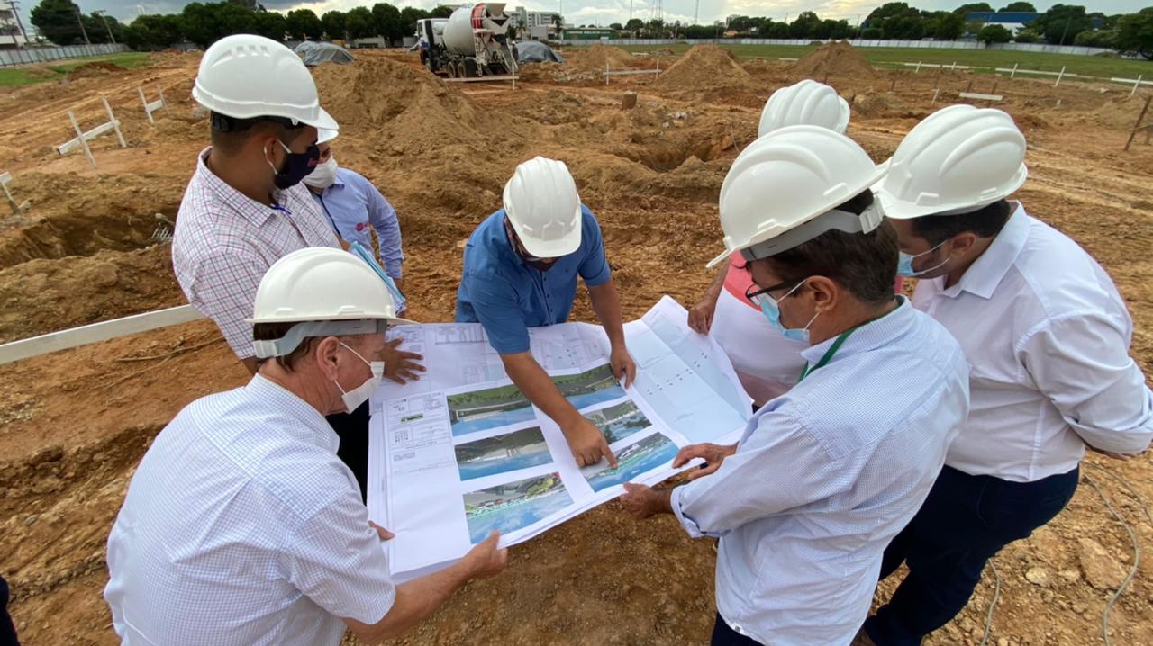 Obra da nova rodoviária é iniciada e prefeito acompanha a execução