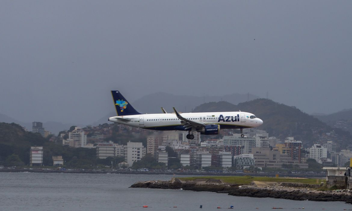 Petrobras reduz preços de querosene de aviação 