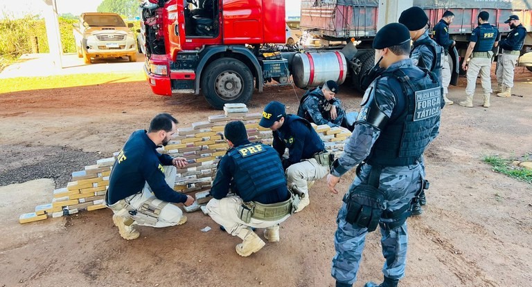 PRF apreende mais de 150 quilos de droga e fuzil escondidos em caminhão