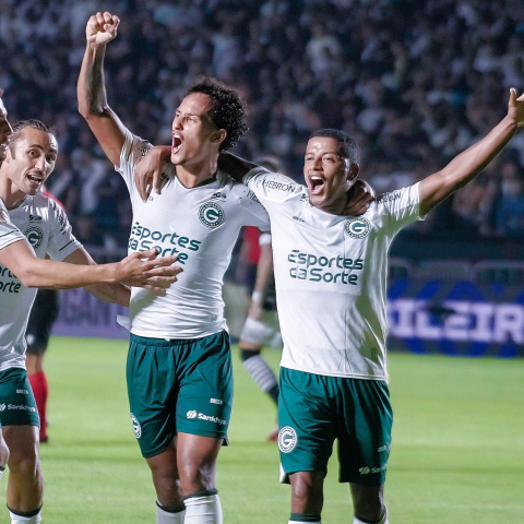 Vasco perde do Goiás e vê crise aumentar em jogo com tumulto da torcida