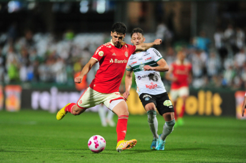 Internacional passa pelo lanterna Coritiba com gol de pênalti