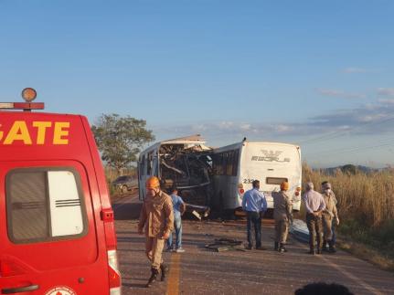 Acidente com ônibus da JBS deixa 4 mortos e 10 feridos 