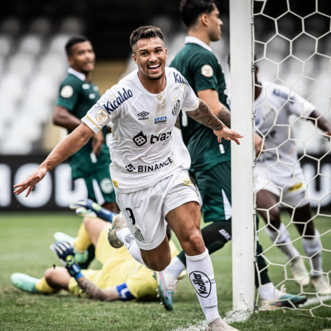 Santos derrota o Goiás em jogo quente na Vila vazia e volta a respirar no Brasileirão