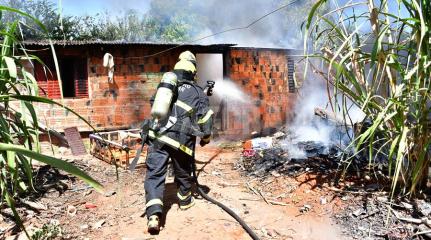 Morador se queima ao tentar salvar casa de incêndio