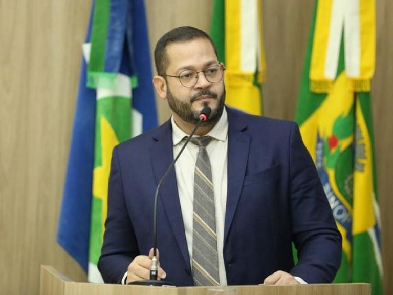 Paulinho apresenta indicações: Implantação de redutor de velocidade e programa de caçambas comunitárias