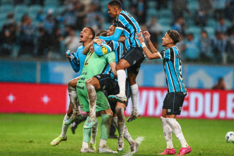 Grêmio derrota Bahia nos pênaltis e está na semifinal da Copa do Brasil