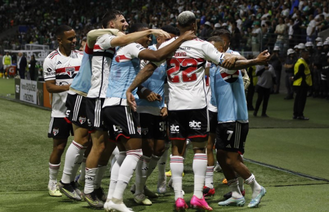 São Paulo domina o Palmeiras, ganha de virada e vai às semifinais da Copa do Brasil