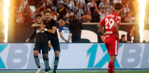 Botafogo vence Bragantino e continua disparado na liderança em noite de festa para Caçapa